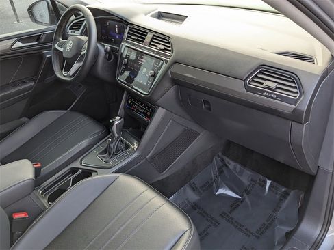 Certified 2023 Volkswagen Tiguan SE image 16