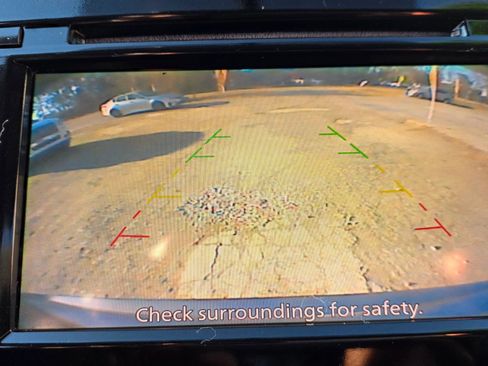 Used 2018 Nissan Rogue SV image 15