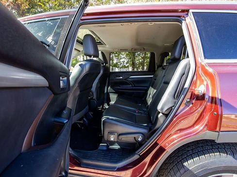 Used 2015 Toyota Highlander XLE image 26