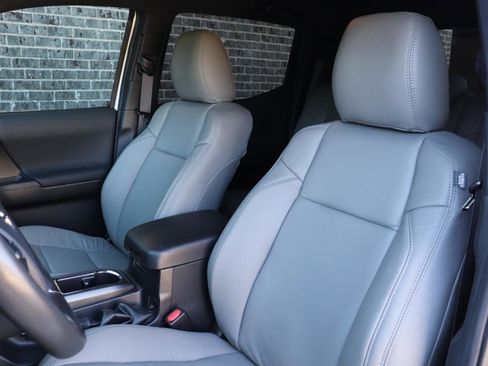 Used 2018 Toyota Tacoma TRD Sport image 47