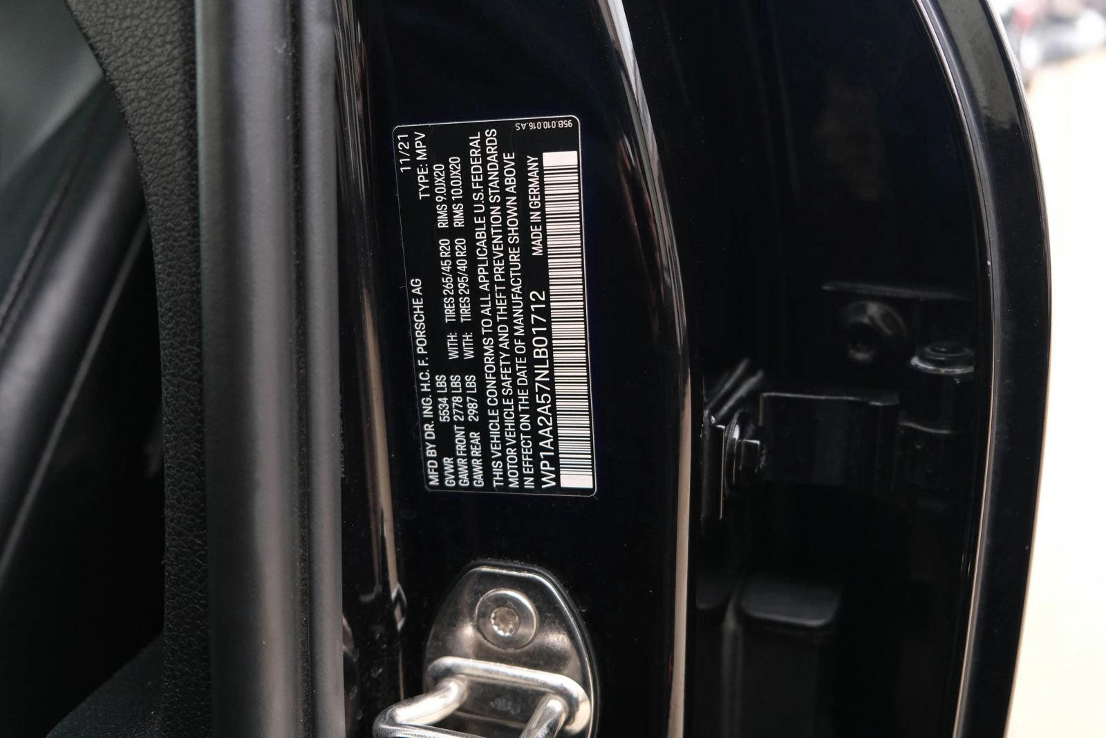 Used 2022 Porsche Macan w/ Premium Package Plus AWD/4WD image 51