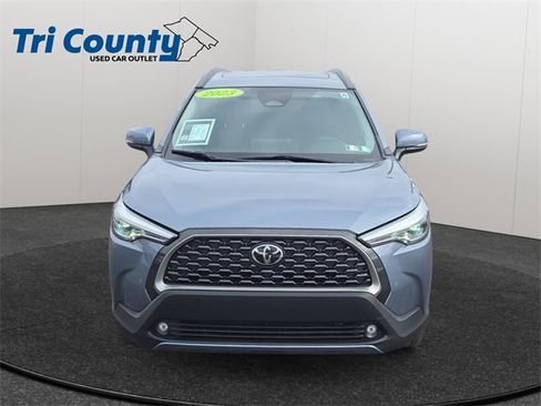 Used 2023 Toyota Corolla Cross XLE image 2