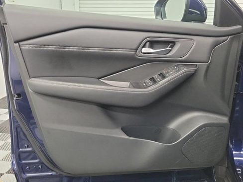 Certified 2025 Nissan Rogue SL FWD image 18