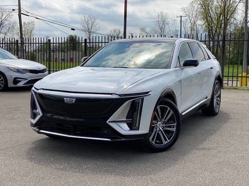 Used 2024 Cadillac Lyriq Luxury image 3