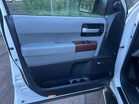 Used 2016 Toyota Sequoia Platinum image 9