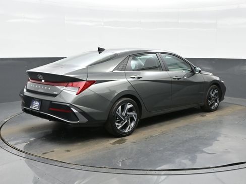 Certified 2025 Hyundai Elantra Limited image 6