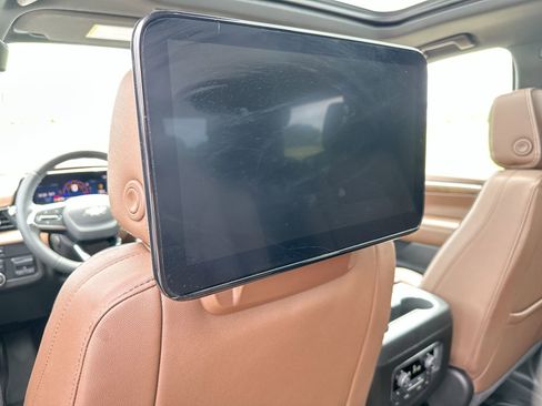 Certified 2025 Chevrolet Tahoe High Country AWD/4WD image 24