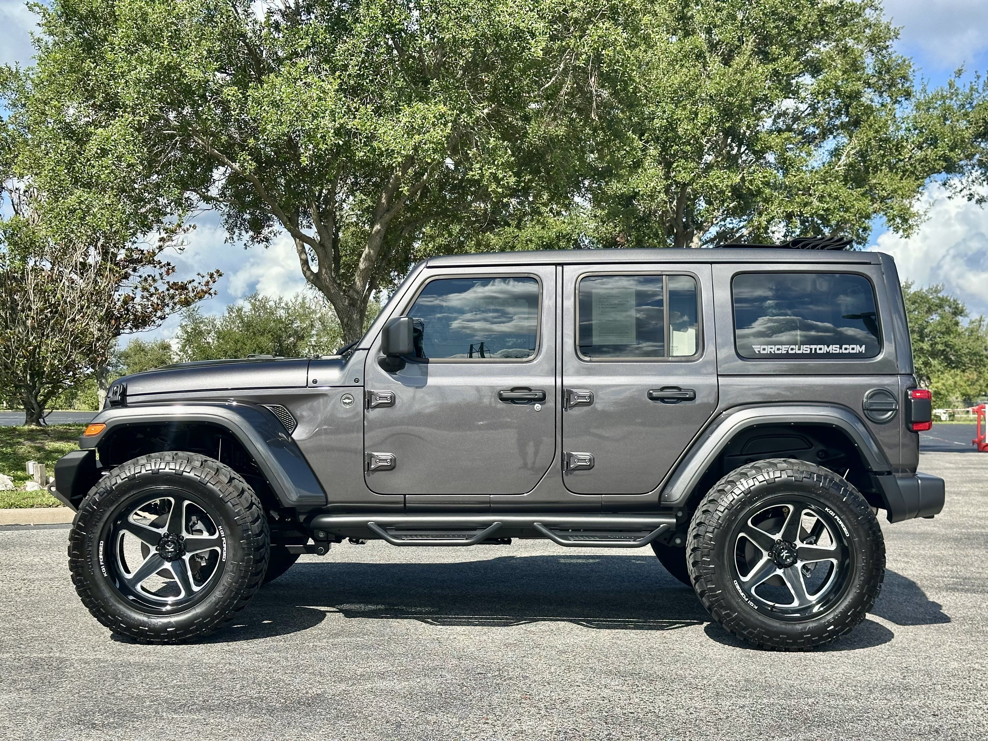Used 2025 Jeep Wrangler Unlimited Sahara w/ Safety Group AWD/4WD image 3