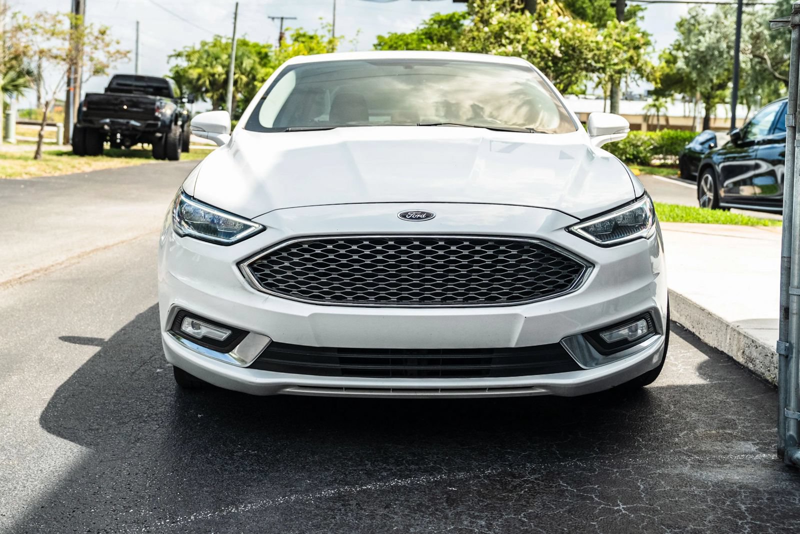 Used 2017 Ford Fusion SE w/ Fusion SE Technology Package FWD image 3