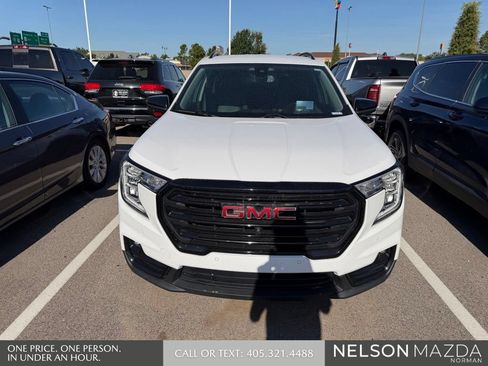 Used 2022 GMC Terrain SLT w/ Infotainment Package II FWD image 2