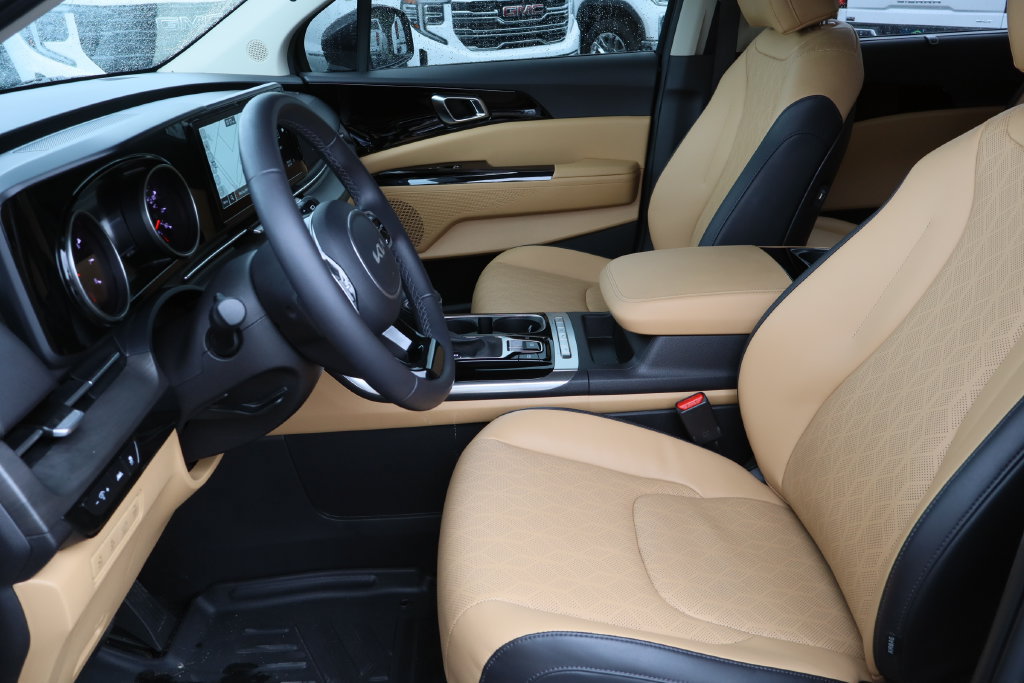 Used 2023 Kia Carnival EX FWD image 21