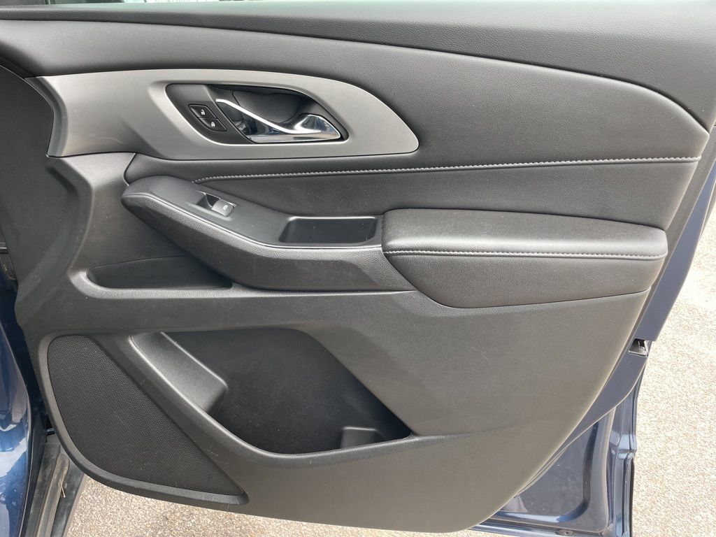 Used 2022 Chevrolet Traverse LT FWD image 18