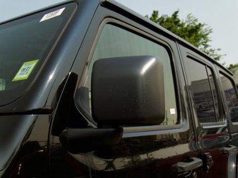 Used 2019 Jeep Wrangler Unlimited Sahara AWD/4WD image 9