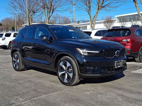 Certified 2025 Volvo XC40 B5 Plus image 1