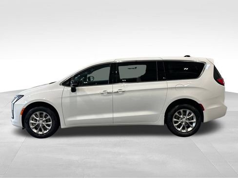 New 2027 Chrysler Pacifica Select AWD/4WD image 4