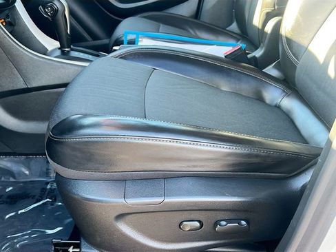 Used 2022 Chevrolet Trax LT w/ Driver Confidence Package image 18