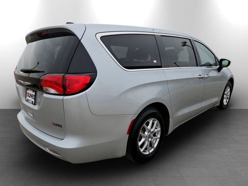 Used 2023 Chrysler Voyager LX image 7
