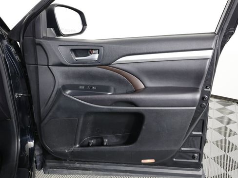 Used 2017 Toyota Highlander XLE image 26