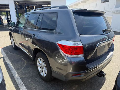 Used 2011 Toyota Highlander SE w/ Tow Pkg AWD/4WD image 2