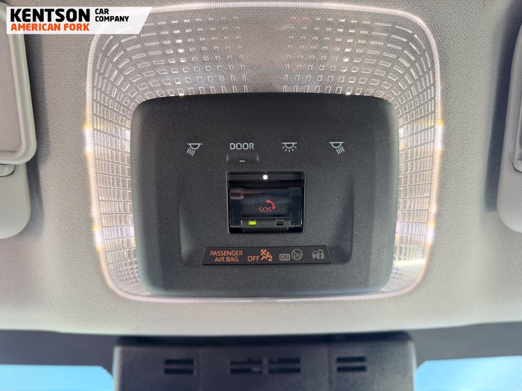 Used 2025 Toyota Prius LE AWD/4WD image 27
