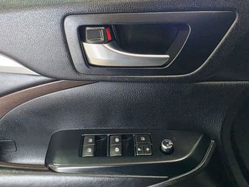 Used 2018 Toyota Highlander XLE image 12