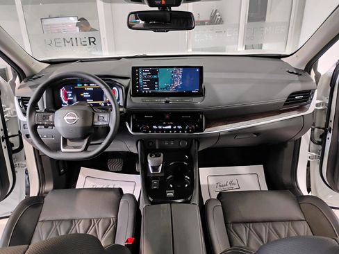 Used 2025 Nissan Rogue Platinum w/ Tech Package image 23