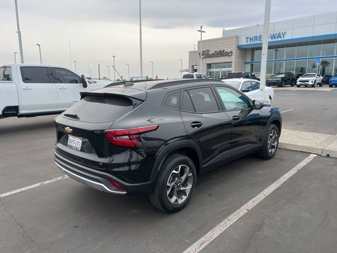 Used 2024 Chevrolet Trax LT w/ LT Convenience Package image 7