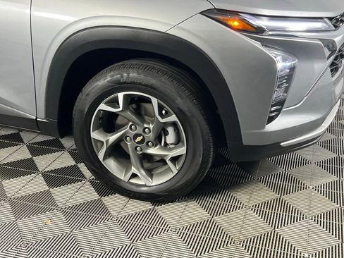 Used 2025 Chevrolet Trax LT w/ LT Convenience Package image 11