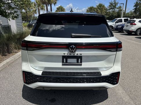 Used 2025 Volkswagen Tiguan SE R-Line FWD image 7