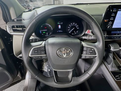 Certified 2024 Toyota Sienna XLE FWD image 11