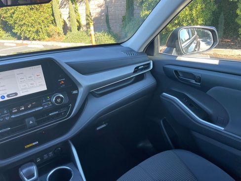 Used 2025 Toyota Highlander LE image 38