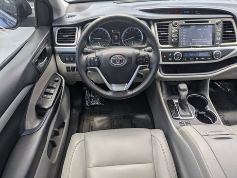 Used 2018 Toyota Highlander XLE AWD/4WD image 18