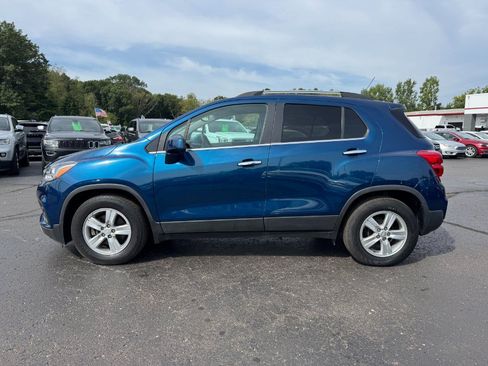 Used 2019 Chevrolet Trax LT w/ Driver Confidence Package FWD image 2