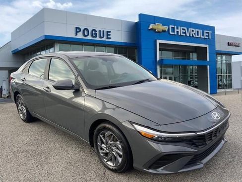 Used 2024 Hyundai Elantra SEL image 1