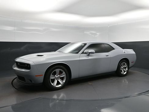 Used 2022 Dodge Challenger SXT RWD image 3