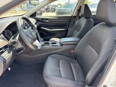 Used 2025 Nissan Altima 2.5 SV FWD image 11