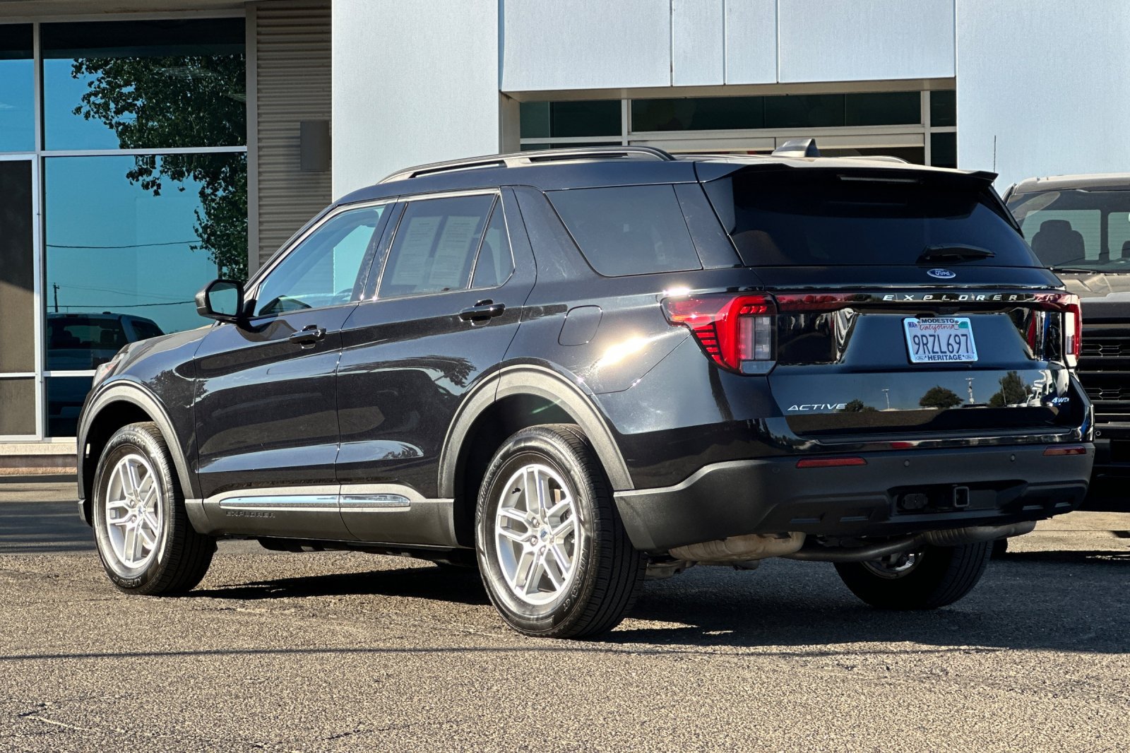 Used 2025 Ford Explorer Active AWD/4WD image 6