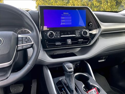 Used 2024 Toyota Highlander XLE image 19