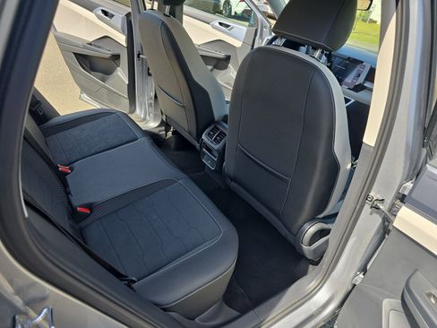 Used 2025 Volkswagen Taos SE FWD image 11