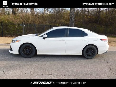 Used 2018 Toyota Camry LE image 2