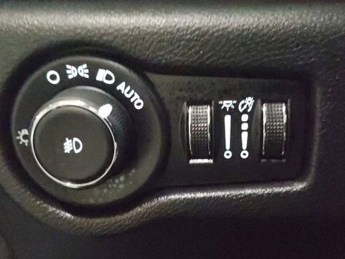 Used 2025 Chrysler Pacifica Select image 22