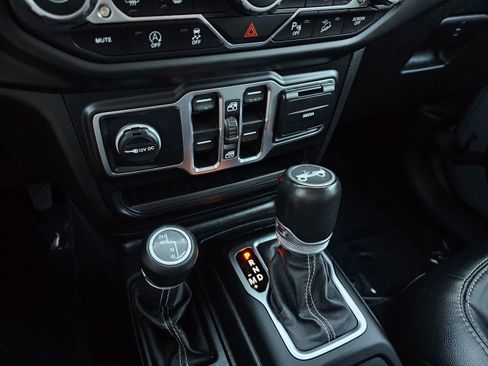 Used 2020 Jeep Wrangler Unlimited Sahara w/ Uconnect 4C Nav & Sound Group image 28