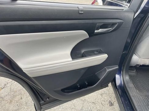Used 2020 Toyota Highlander XLE AWD/4WD image 18