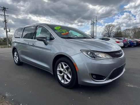 Used 2018 Chrysler Pacifica Touring Plus w/ Tire & Wheel Group FWD image 3