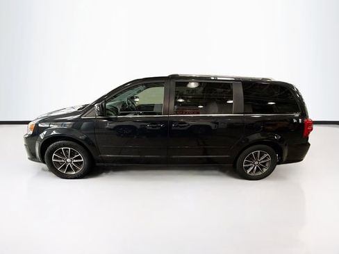 Used 2017 Dodge Grand Caravan SXT image 9