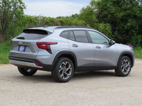 New 2026 Chevrolet Trax LT w/ Driver Confidence Package FWD image 3