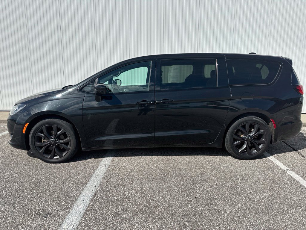 Used 2018 Chrysler Pacifica Touring Plus w/ S Appearance Package FWD image 3