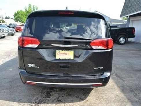 Used 2017 Chrysler Pacifica Limited w/ UConnect Theater Package FWD image 8