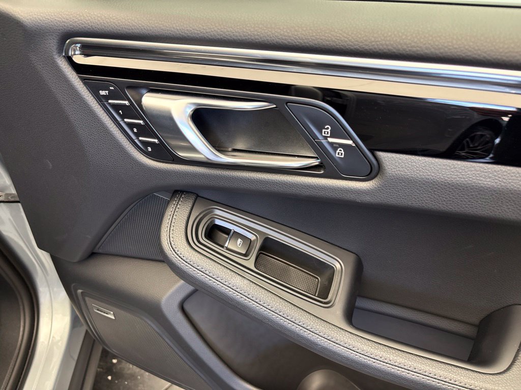 Certified 2026 Porsche Macan AWD/4WD image 25
