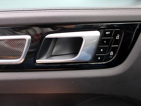 Used 2020 Porsche Cayenne Turbo S image 15